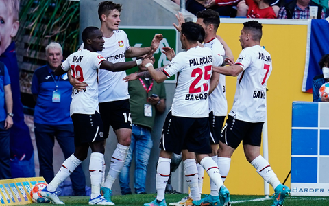 Wouter Burger (l.) darf sich zum 1:0 beglückwünschen lassen.   - Foto: Uwe Anspach/dpa