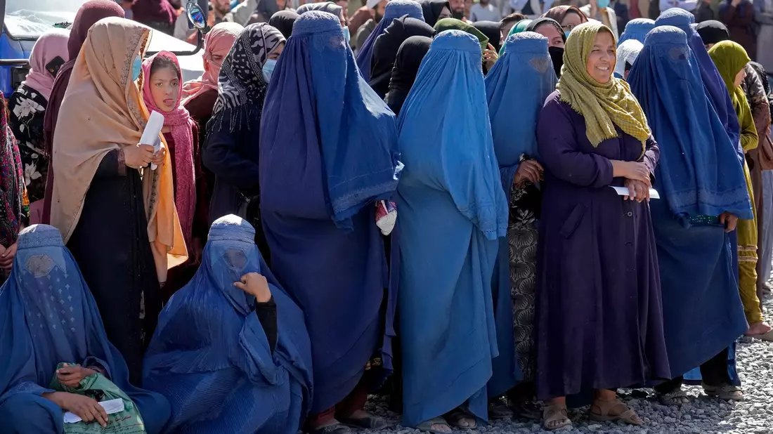 Die Taliban schränken die Rechte von Frauen in Afghanistan immer weiter ein. (Archivbild) - Bild: Ebrahim Noroozi/AP/dpa