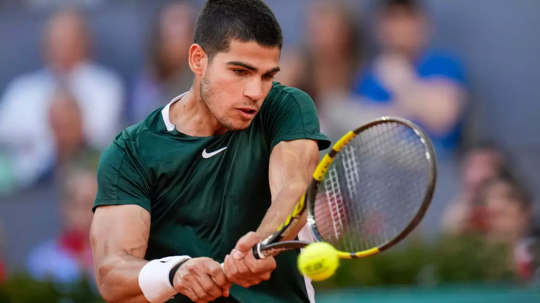 Gewann sein Achtelfinale gegen Matteo Arnaldi glatt in drei Sätzen: Carlos Alcaraz. - Bild: Manu Fernandez/AP/dpa
