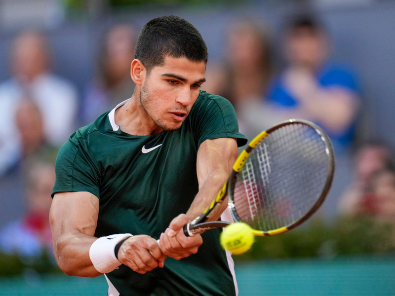 Gewann sein Achtelfinale gegen Matteo Arnaldi glatt in drei Sätzen: Carlos Alcaraz. - Foto: Manu Fernandez/AP/dpa