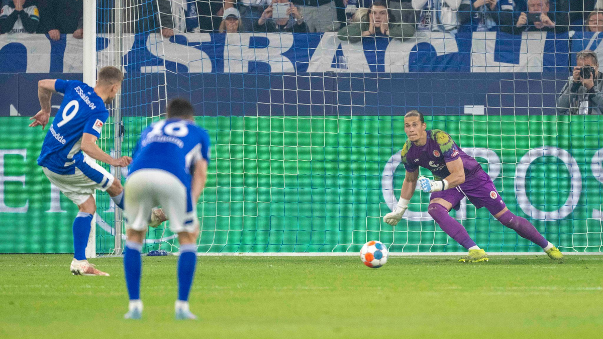 Schalkes Simon Terodde in Aktion. - Foto: David Inderlied/dpa