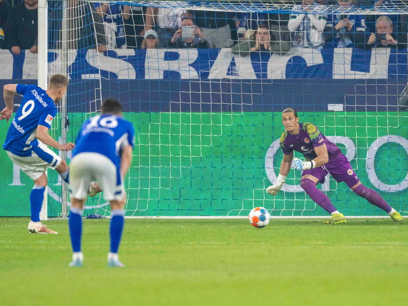 Schalkes Simon Terodde in Aktion. - Foto: David Inderlied/dpa