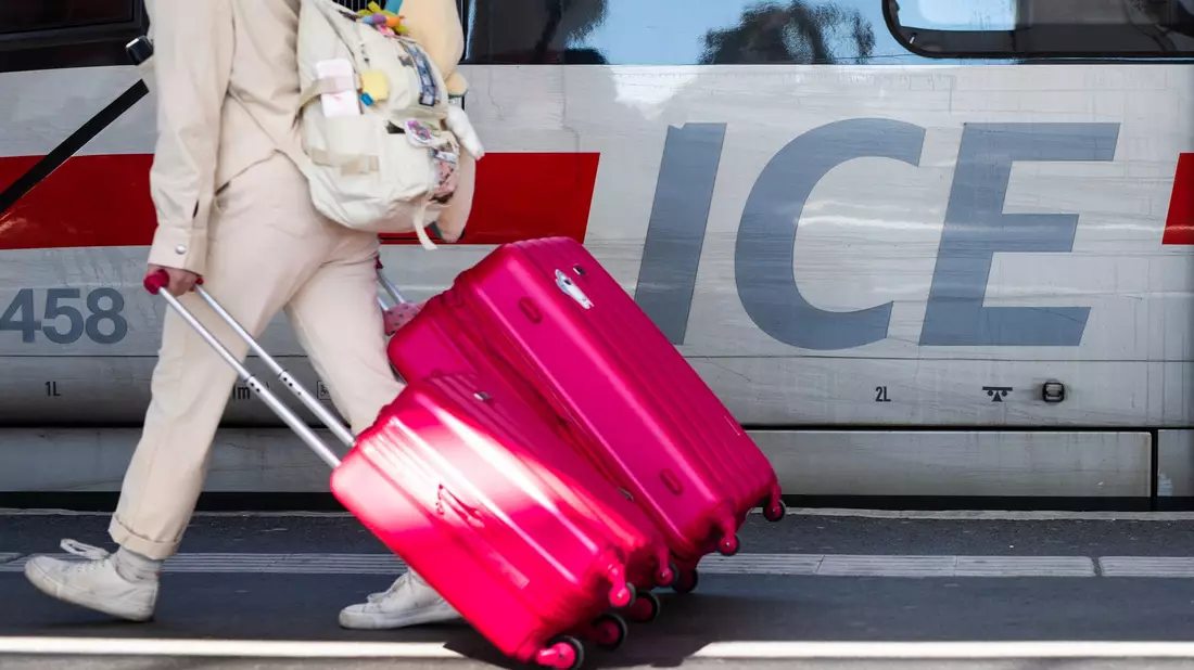 Über Ostern reisen so viele Fahrgäste wie noch nie im Fernverkehr der Deutschen Bahn. (Archivbild) - Bild: Christoph Schmidt/dpa