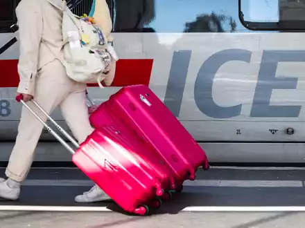 Über Ostern reisen so viele Fahrgäste wie noch nie im Fernverkehr der Deutschen Bahn. (Archivbild) - Foto: Christoph Schmidt/dpa