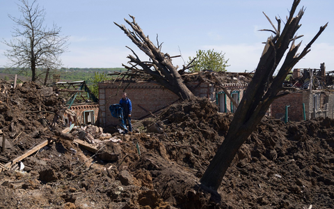 Ein ukrainischer Soldat spricht über Funk mit seinem Team, bevor eine Panzerhaubitze «Bohdana» auf russische Stellungen bei Bachmut abfeuert. - Foto: Evgeniy Maloletka/AP/dpa