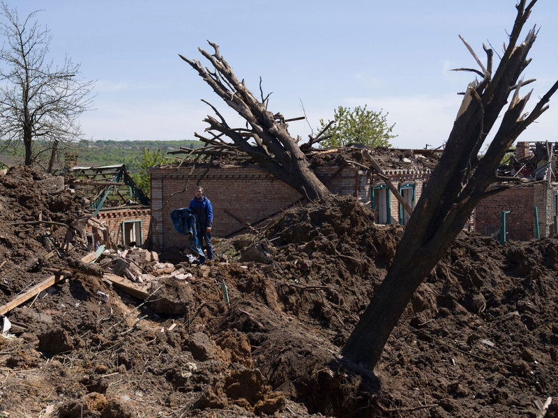 Ein ukrainischer Soldat spricht über Funk mit seinem Team, bevor eine Panzerhaubitze «Bohdana» auf russische Stellungen bei Bachmut abfeuert. - Foto: Evgeniy Maloletka/AP/dpa