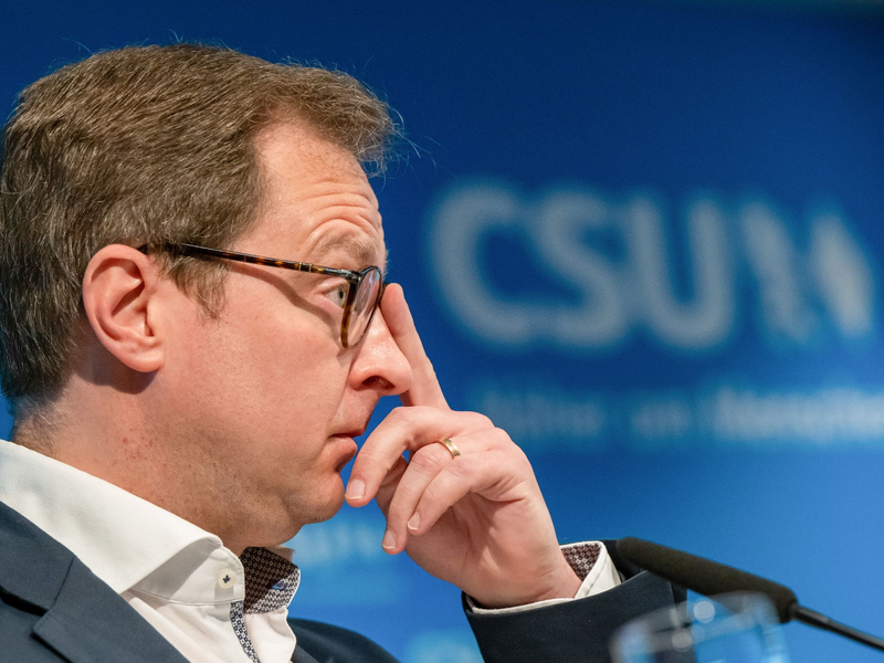 CSU-Generalsekretär Martin Huber (l) findet klare Worte für Klimaaktivisten der Letzten Generation. - Foto: Peter Kneffel/dpa