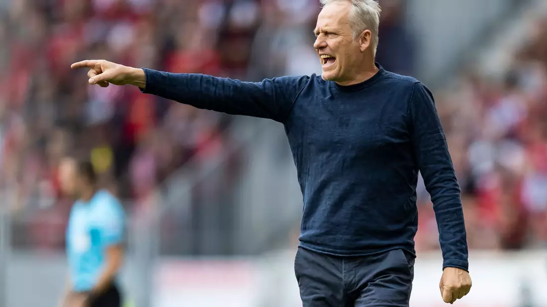 Freiburgs Trainer Christian Streich sorgt sich wegen zunehmendem Antisemitismus in der Mitte der Gesellschaft. - Bild: Tom Weller/dpa