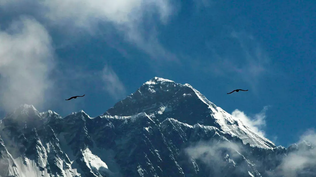 Die ersten Bergsteiger akklimatisieren sich bereits am Mount Everest. - Bild: Niranjan Shrestha/AP/dpa
