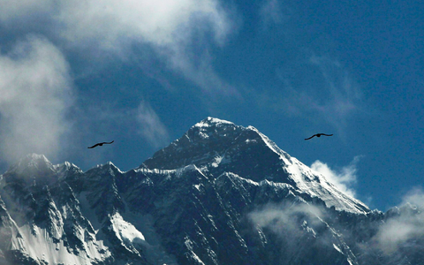 Die ersten Bergsteiger akklimatisieren sich bereits am Mount Everest. - Foto: Niranjan Shrestha/AP/dpa
