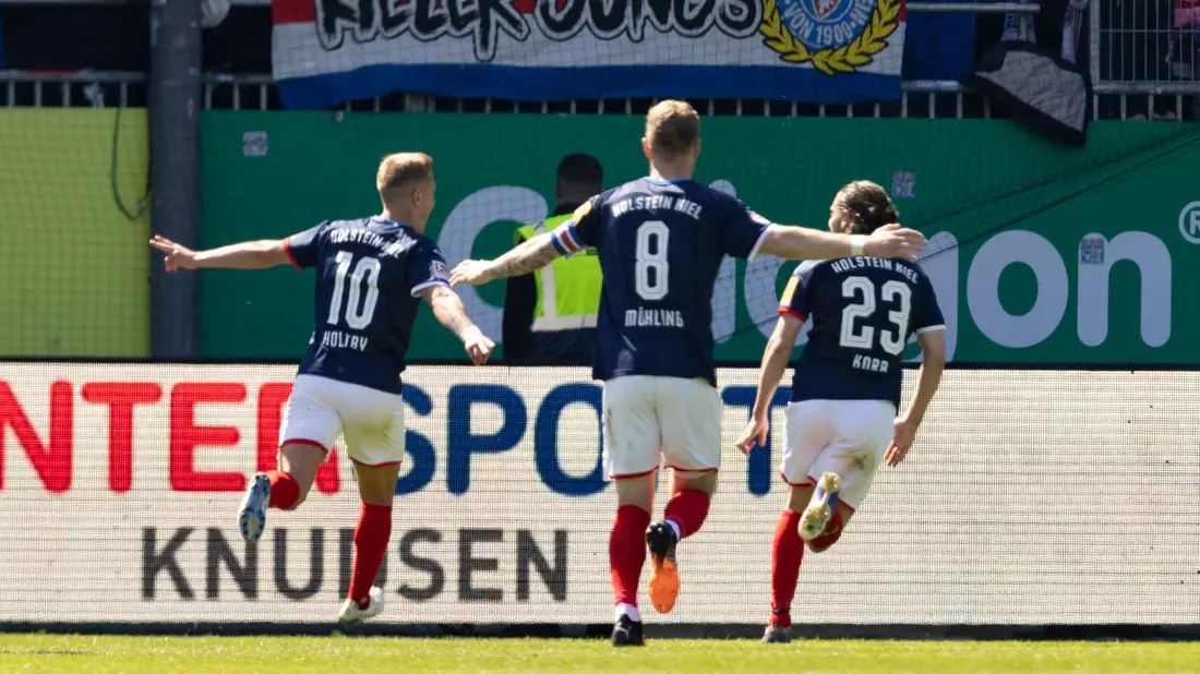Kiels Spieler jubeln nach dem Heimsieg gegen die Füchse Berlin. - Bild: Frank Molter/dpa