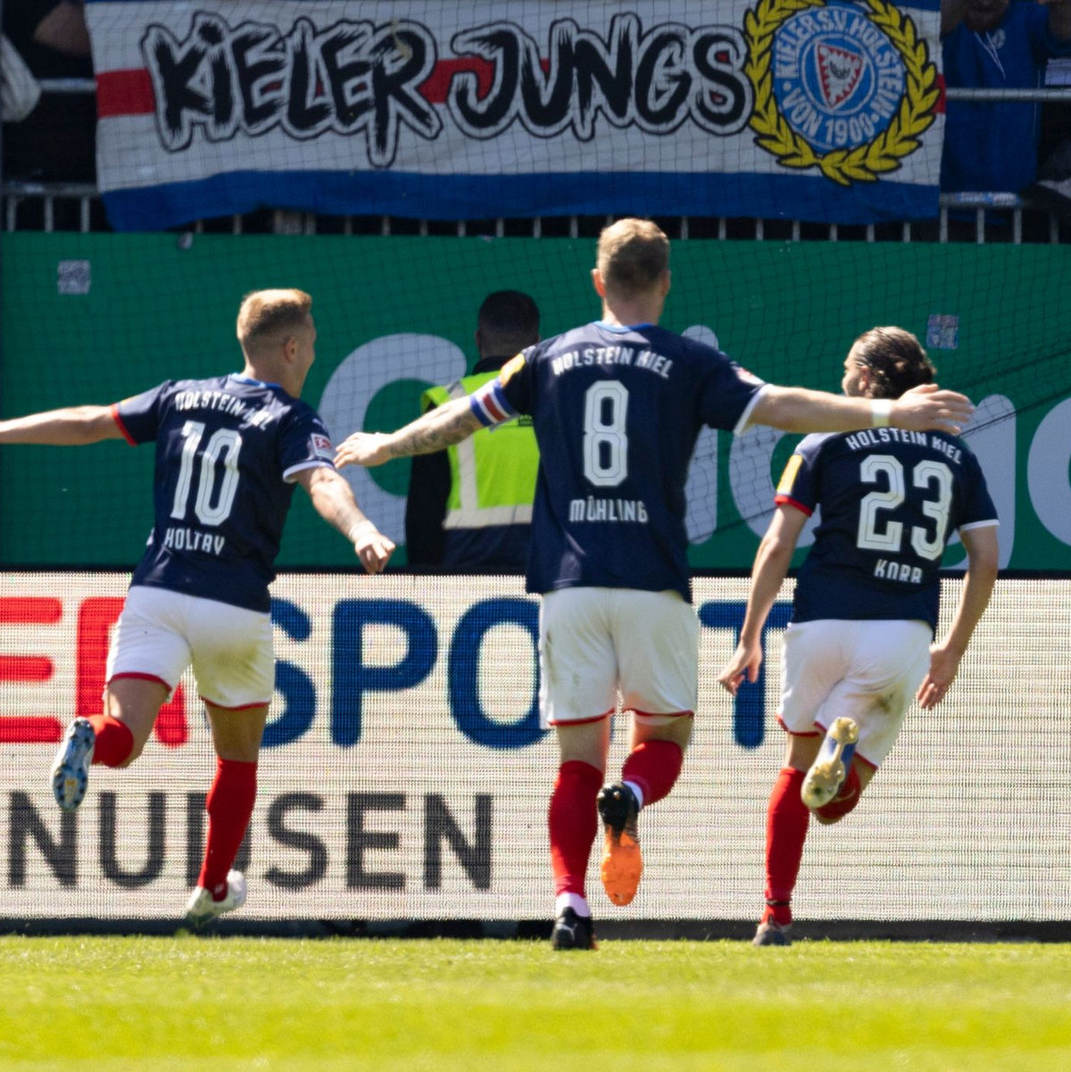 Kiels Spieler jubeln nach dem Heimsieg gegen die Füchse Berlin. - Foto: Frank Molter/dpa