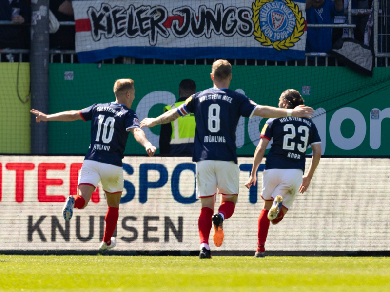 Kiels Spieler jubeln nach dem Heimsieg gegen die Füchse Berlin. - Foto: Frank Molter/dpa
