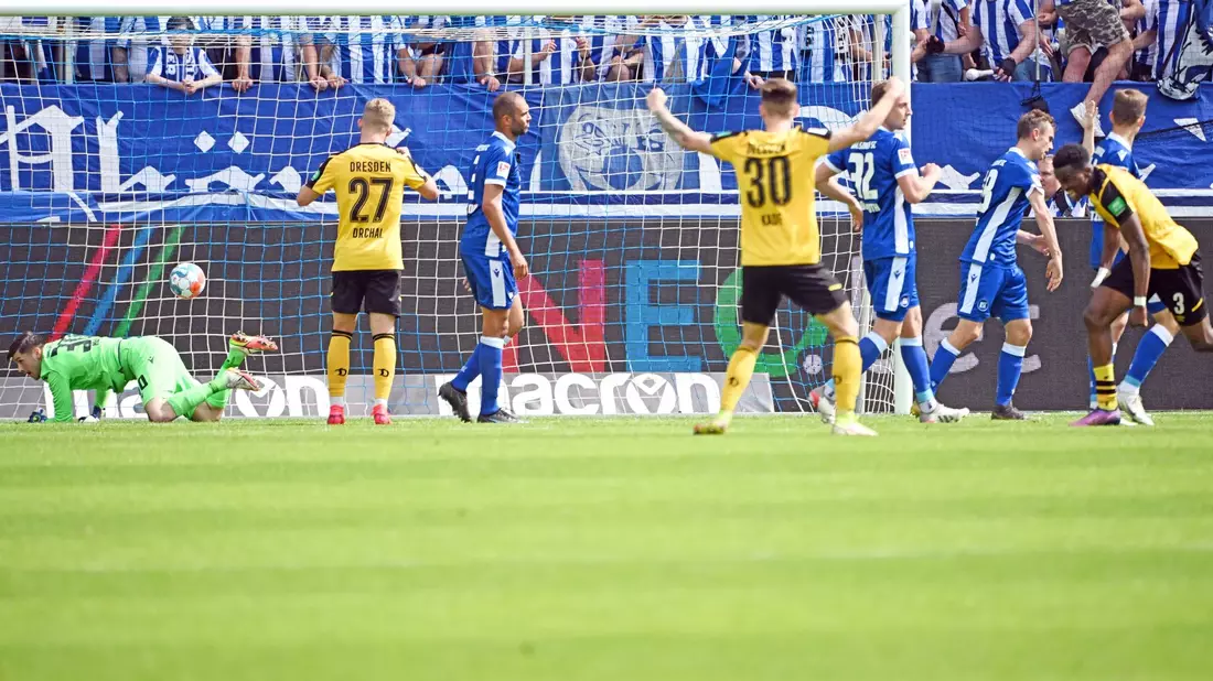 Ragnar Ache (r) und der FCK trennten sich von Leon Jensen und dem KSC mit 1:1. - Bild: Uli Deck/dpa