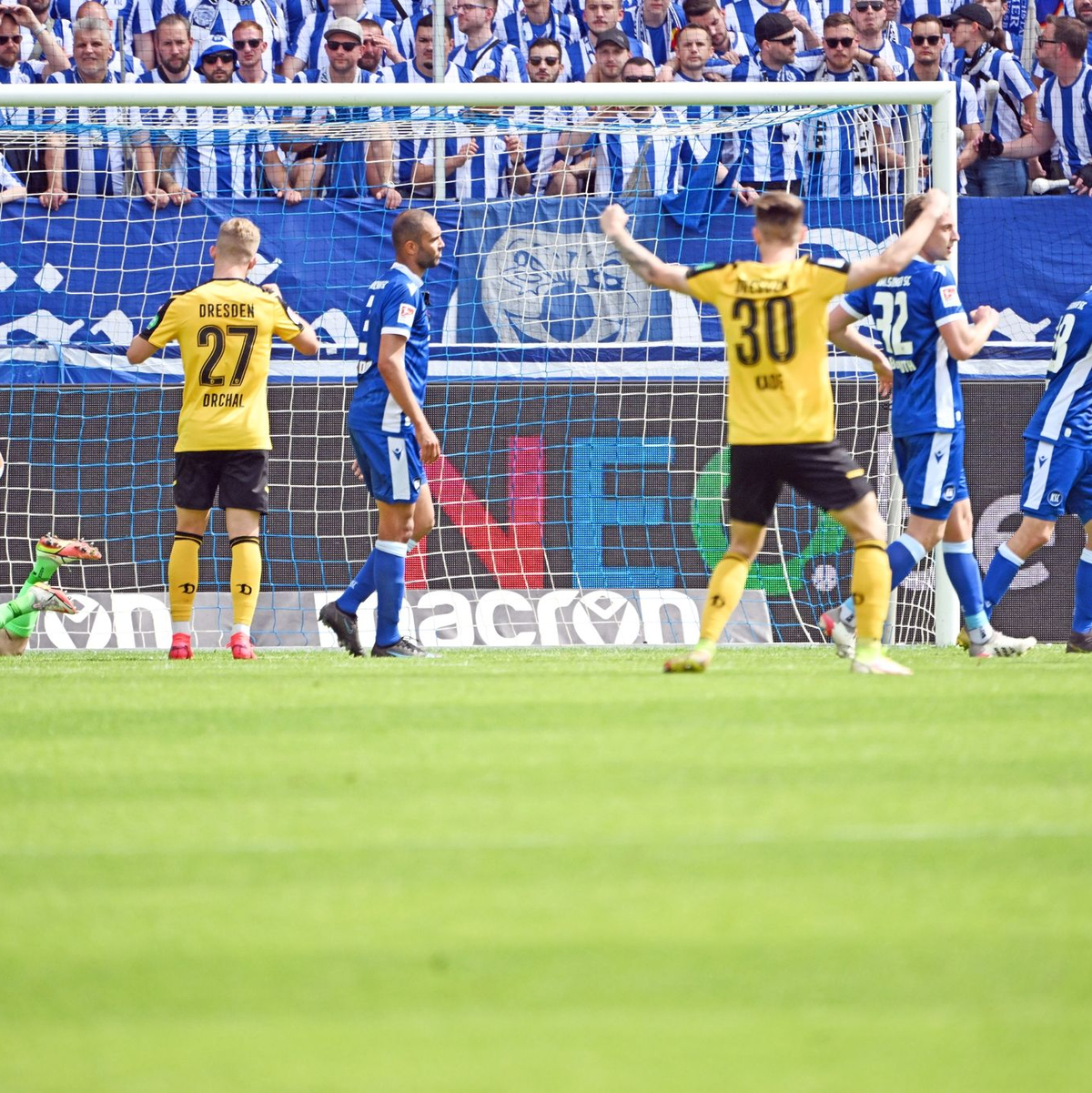 Ragnar Ache (r) und der FCK trennten sich von Leon Jensen und dem KSC mit 1:1. - Foto: Uli Deck/dpa
