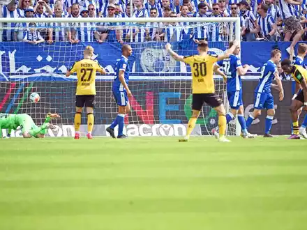 Ragnar Ache (r) und der FCK trennten sich von Leon Jensen und dem KSC mit 1:1. - Foto: Uli Deck/dpa