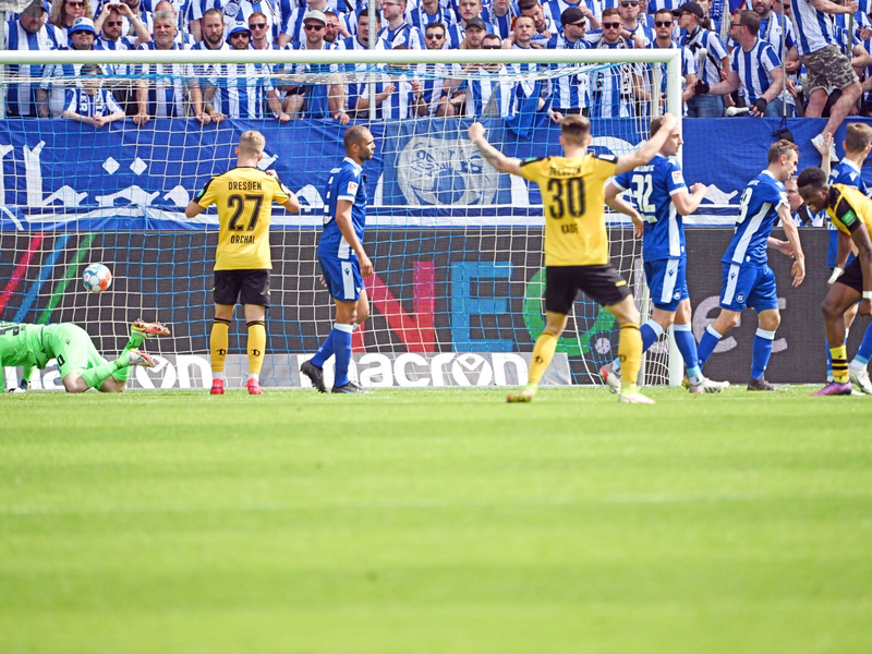 Ragnar Ache (r) und der FCK trennten sich von Leon Jensen und dem KSC mit 1:1. - Foto: Uli Deck/dpa