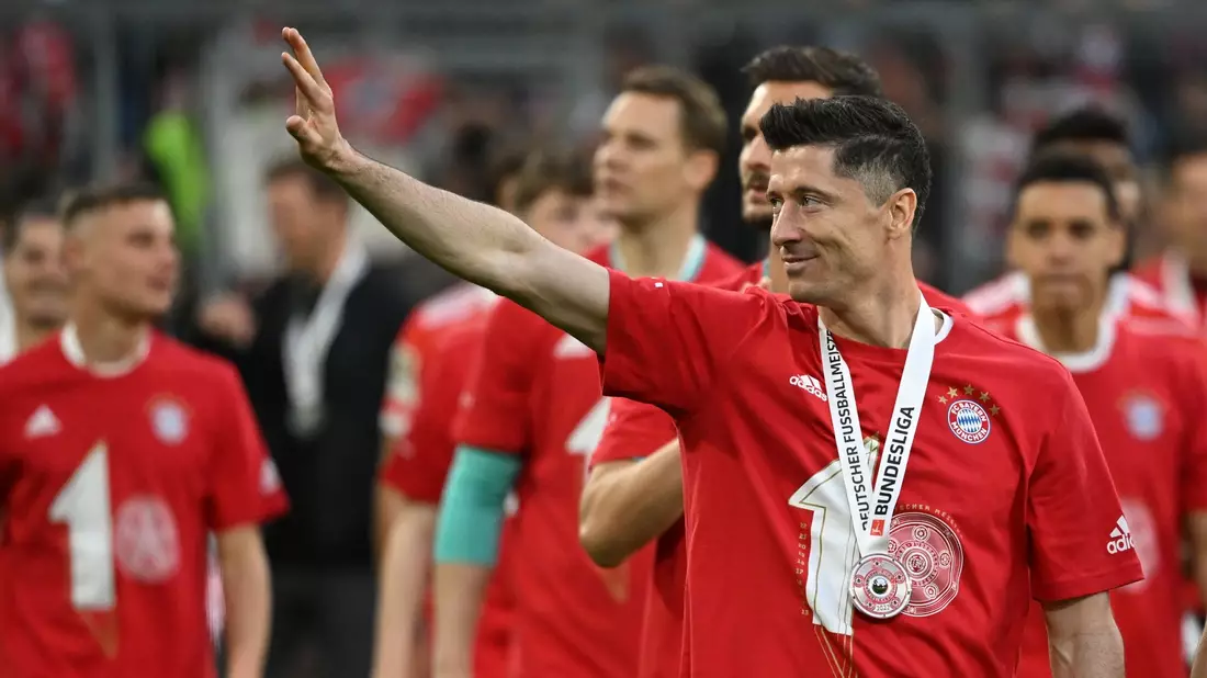 Wirbel gibt es um Bayern-Boss Jan-Christian Dreesen (M). - Bild: Sven Hoppe/dpa