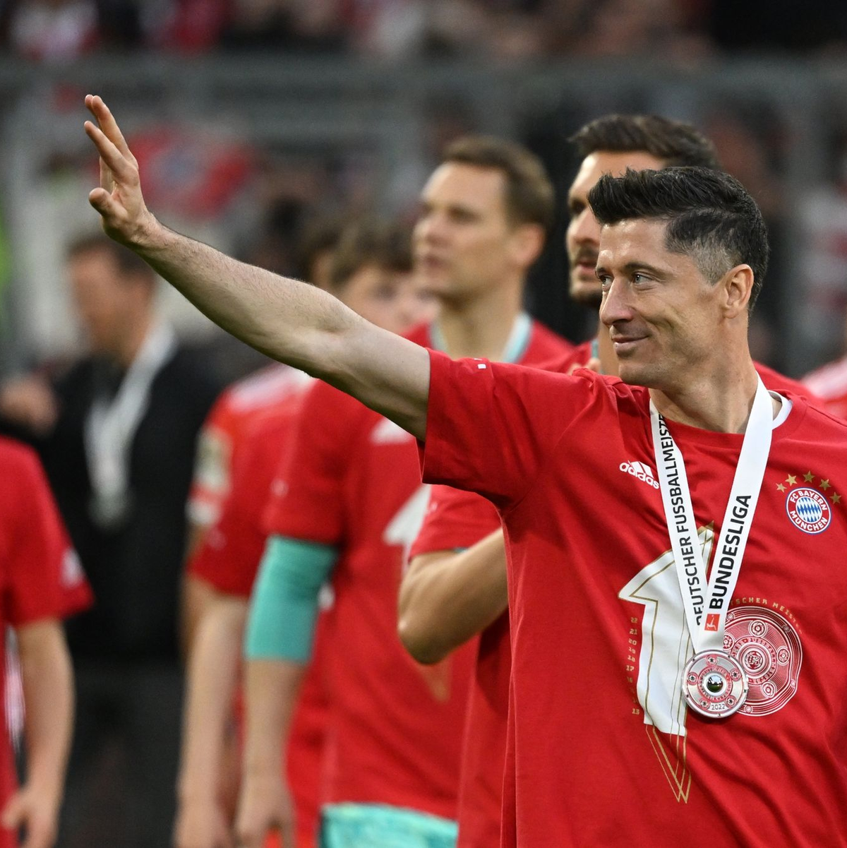 Wirbel gibt es um Bayern-Boss Jan-Christian Dreesen (M). - Foto: Sven Hoppe/dpa