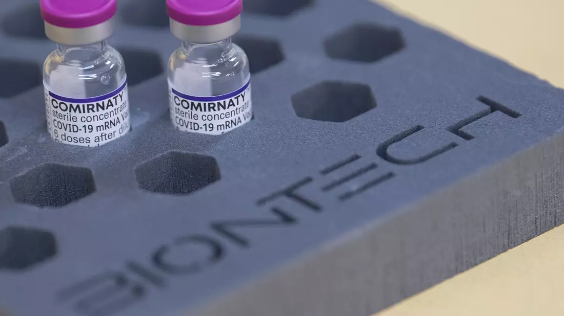 Biontech übernimmt ein britisches KI-Unternehmen. - Bild: Sebastian Gollnow/dpa