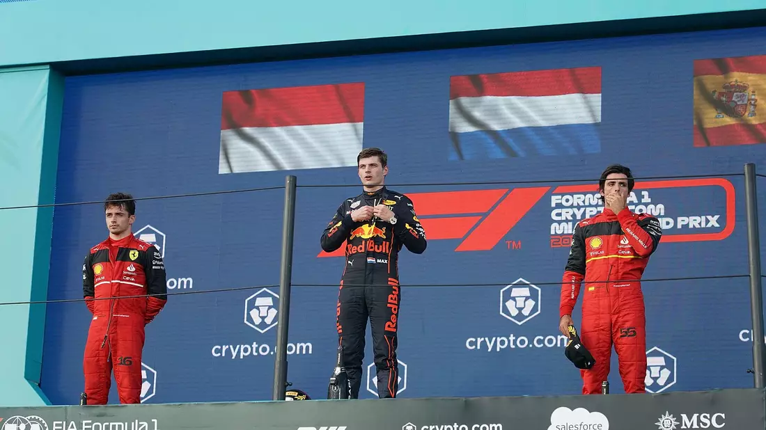 Monaco-Sieger Max Verstappen (M) steht zwischen dem Zweitplatzierten Fernando Alonso (l) und Esteban Ocon auf dem Siegerpodium. - Bild: Hasan Bratic/dpa