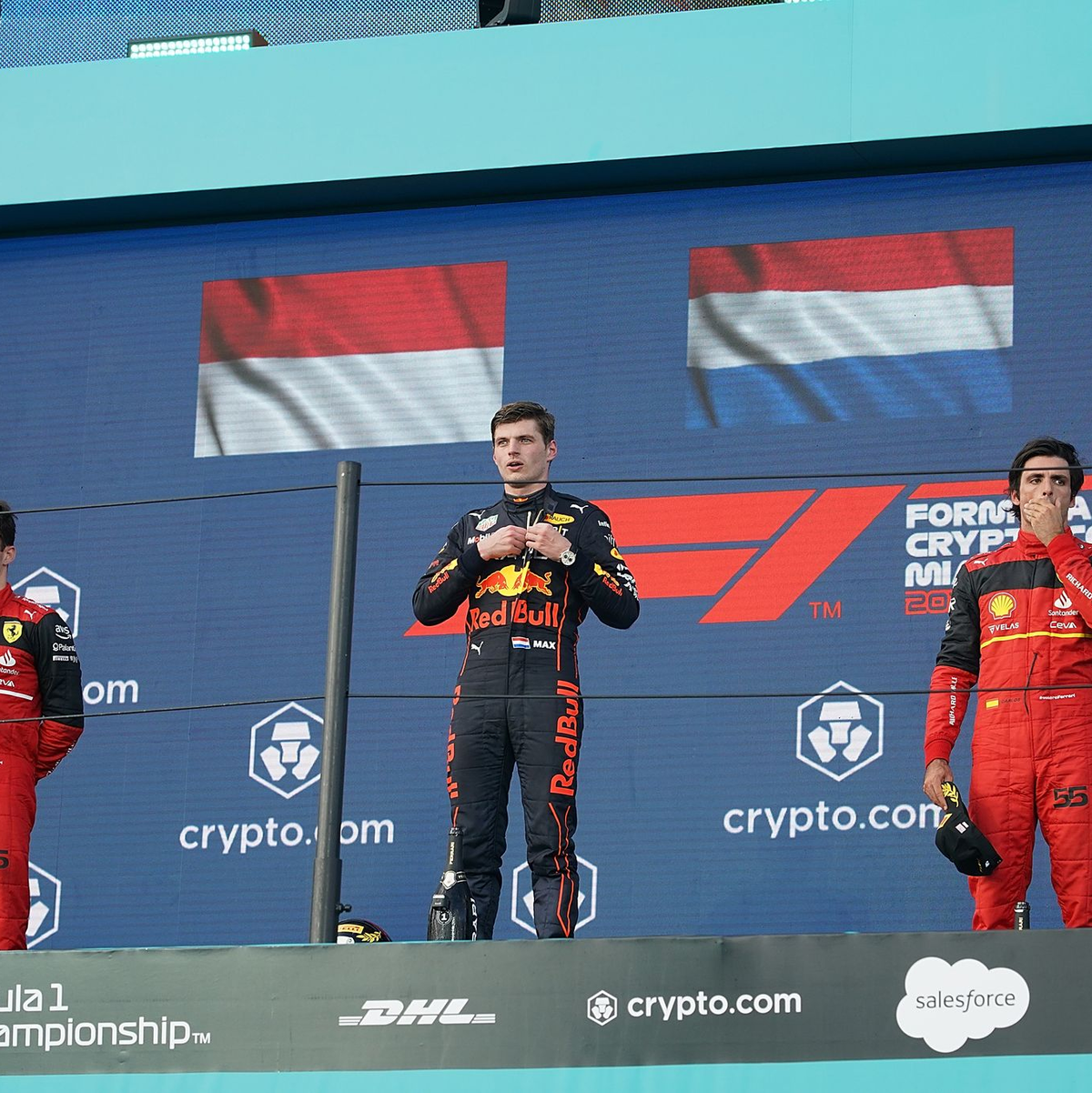 Monaco-Sieger Max Verstappen (M) steht zwischen dem Zweitplatzierten Fernando Alonso (l) und Esteban Ocon auf dem Siegerpodium. - Foto: Hasan Bratic/dpa