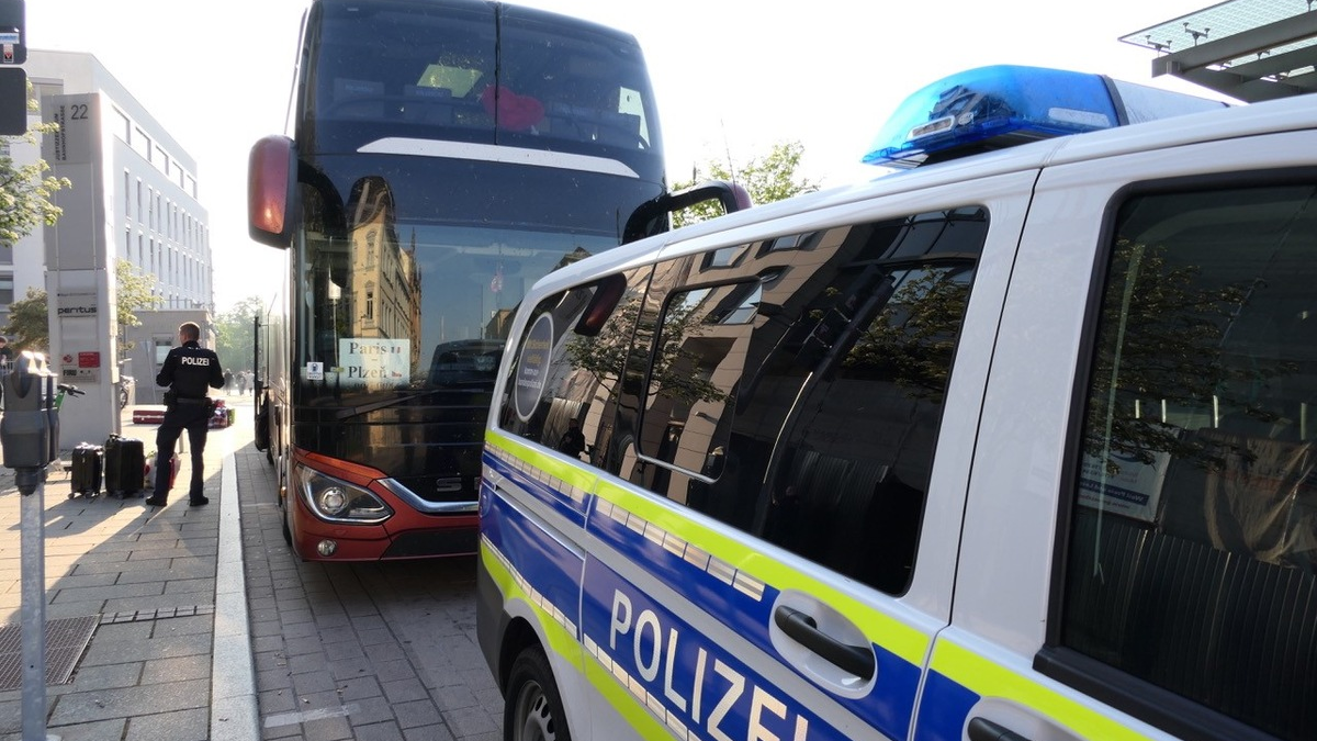 API-TH: Sattelzug kippt über Leitplanke - Foto: presseportal.de