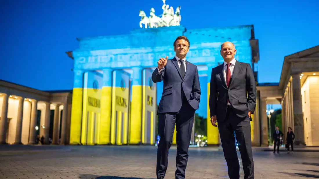 Bundeskanzler Olaf Scholz (l.), der sonst für Emmanuel Macron der wichtigste Gesprächspartner in Berlin ist, hat diesmal nur eine Nebenrolle. - Bild: Michael Kappeler/dpa