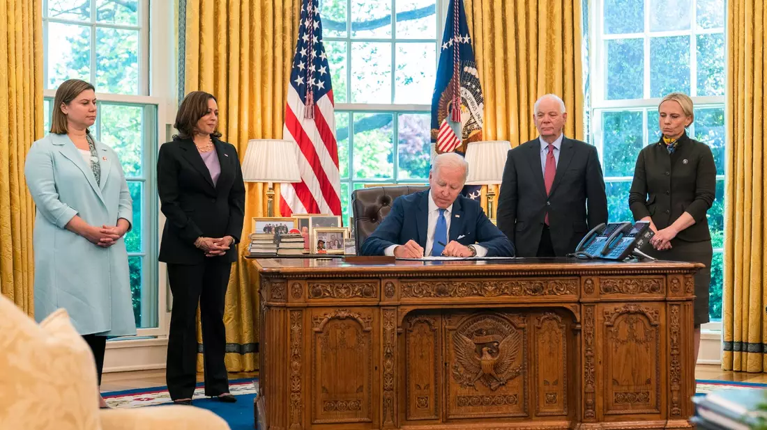 US-Präsident Joe Biden hat mit Kevin McCarthy einen Kompromiss besiegelt. - Bild: Manuel Balce Ceneta/AP/dpa