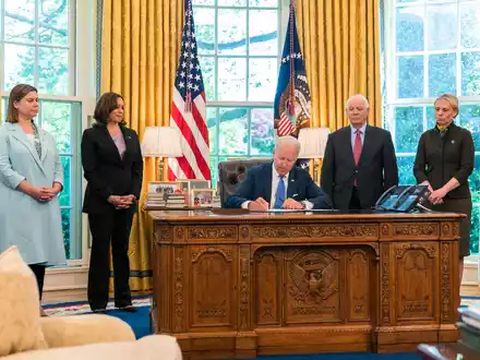Joe Biden begann seine Rede mit Blick auf sein Alter selbstironisch, wurde aber auch ernst. - Foto: Manuel Balce Ceneta/AP/dpa