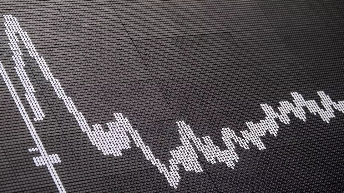 Die Dax-Kurve im Handelssaal der Deutschen Börse in Frankfurt. - Bild: Boris Roessler/dpa