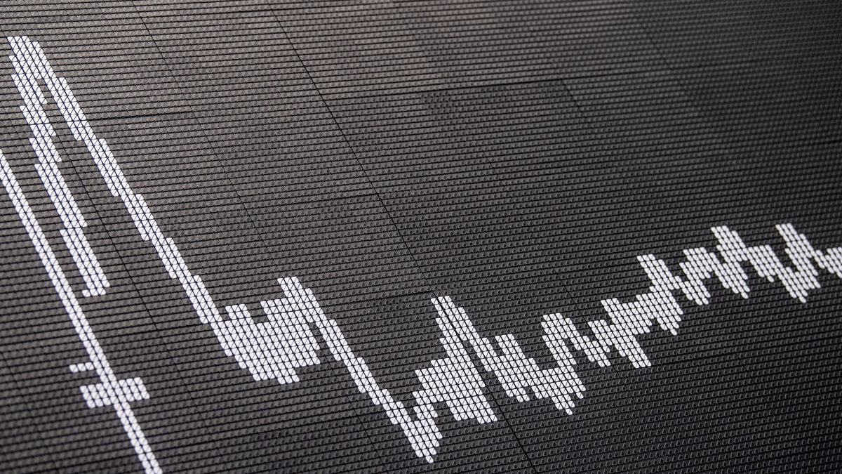 Aktienhändler verfolgen die Kursentwicklung auf ihren Monitoren im Handelssaal der Deutschen Börse. Deutschlands Börsenschwergewichte bekommen die weltweite Konjunkturschwäche und die hohen Energiepreise in Deutschland zunehmend zu spüren. - Foto: Boris Roessler/dpa