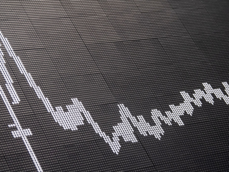 Die Dax-Kurve im Handelssaal der Deutschen Börse in Frankfurt. - Foto: Boris Roessler/dpa
