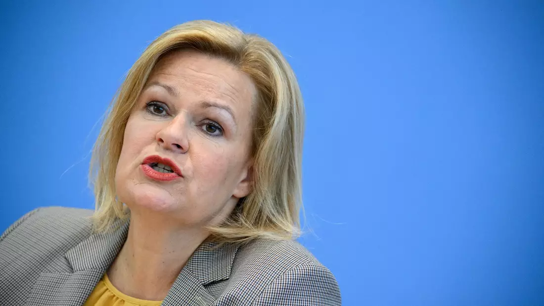 Bundesinnenministerin Nancy Faeser verspricht der Berliner Polizei die Unterstützung des Bundes. - Bild: Bernd von Jutrczenka/dpa