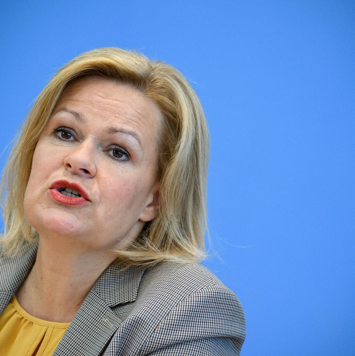 Bundesinnenministerin Nancy Faeser (SPD) will, dass Familien mit kleinen Kindern nicht in das vorgesehene Grenzverfahren kommen. - Foto: Bernd von Jutrczenka/dpa