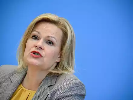 Bundesinnenministerin Nancy Faeser nach ihrer Teilnahme an der Sitzung des Innenausschusses im Deutschen Bundestag. - Foto: Bernd von Jutrczenka/dpa