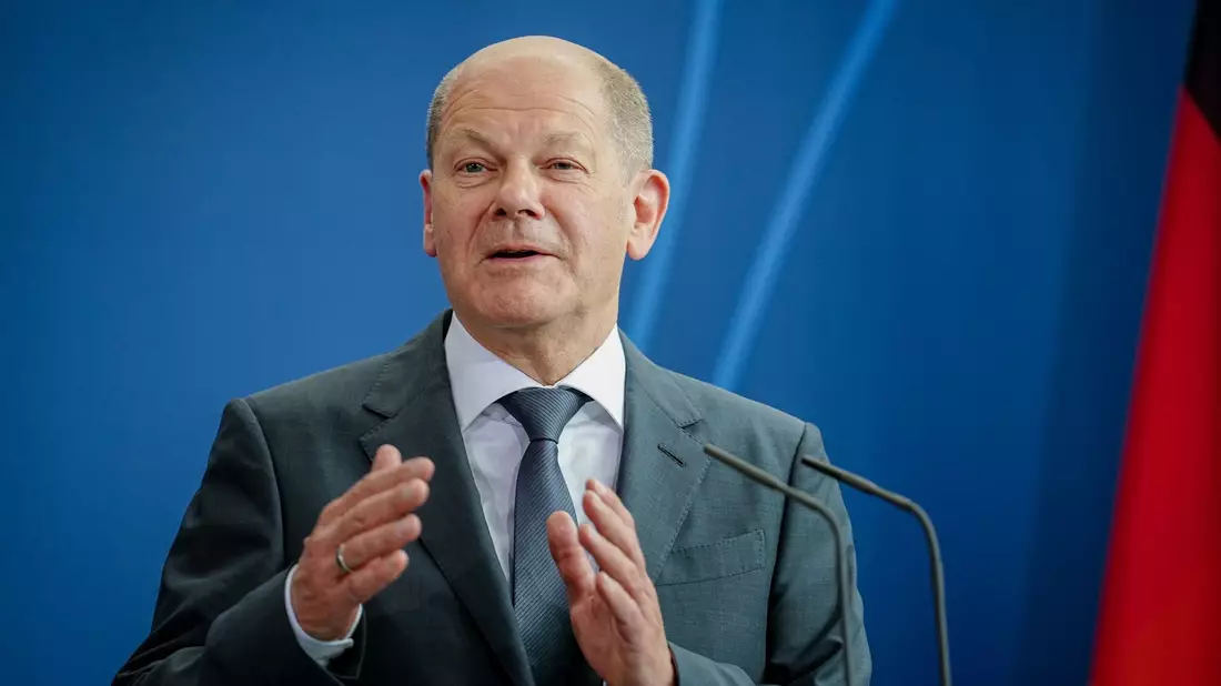 Bundeskanzler Olaf Scholz (r) empfängt den chinesischen Ministerpräsidenten Li Qiang vor dem Bundeskanzleramt. - Bild: Kay Nietfeld/dpa