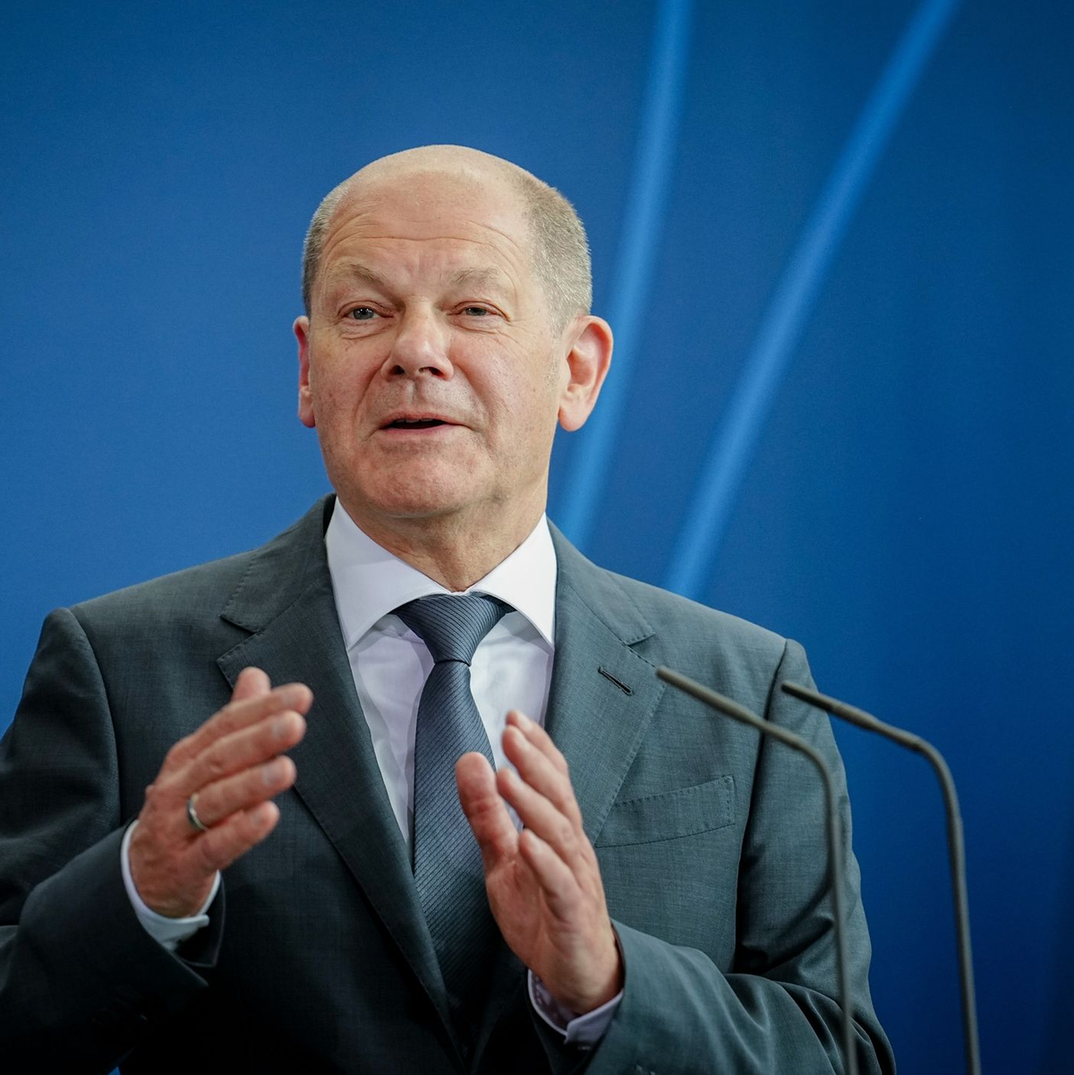 Einige Hundert Bauern mit ihren Traktoren und anderen Fahrzeugen demonstrieren auf der Straße des 17. Juni. - Foto: Kay Nietfeld/dpa