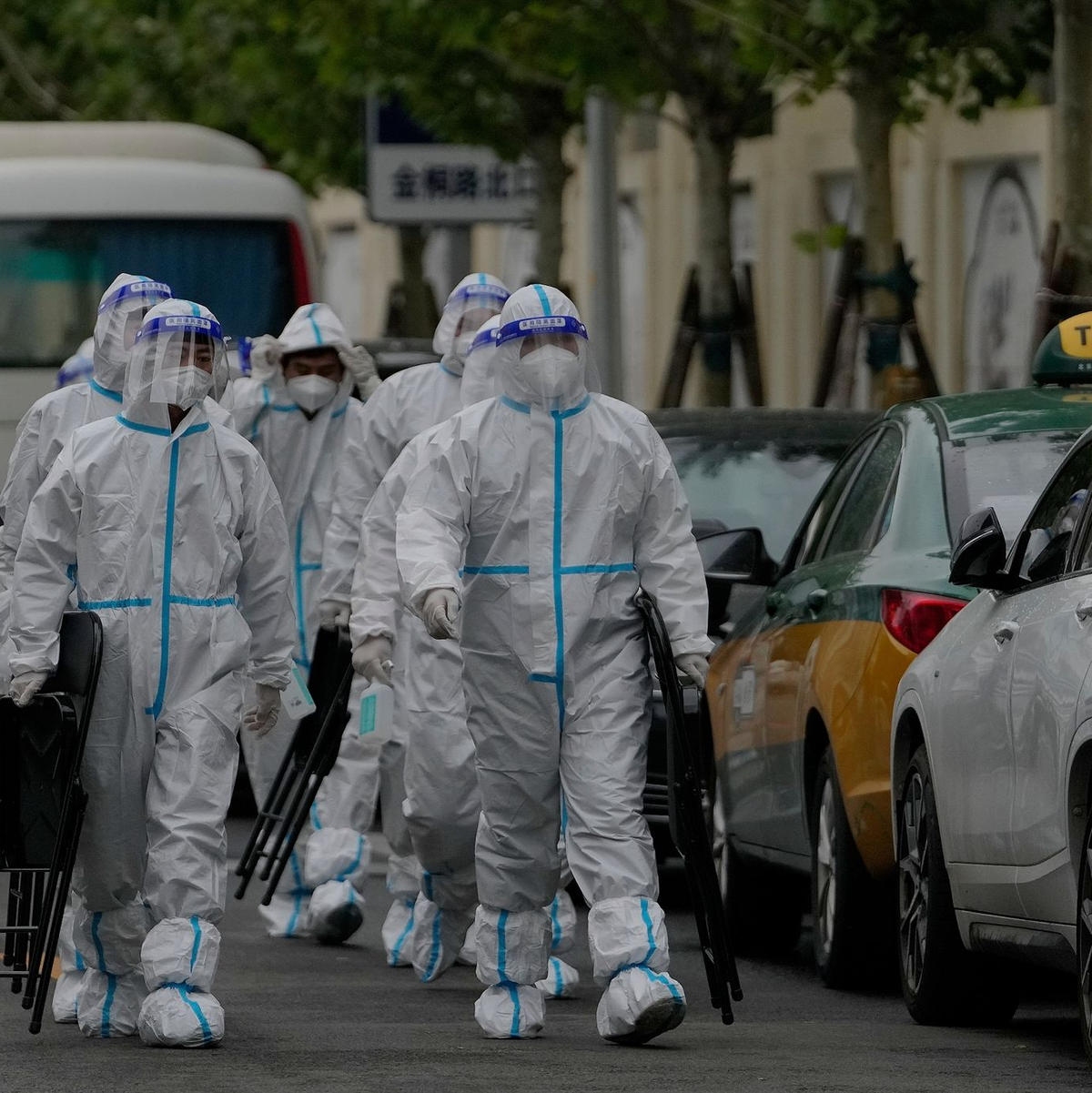 Delegierte kommen zur Eröffnungssitzung des Nationalen Volkskongresses (NVK) in der Großen Halle des Volkes in Peking. - Foto: Andy Wong/AP/dpa