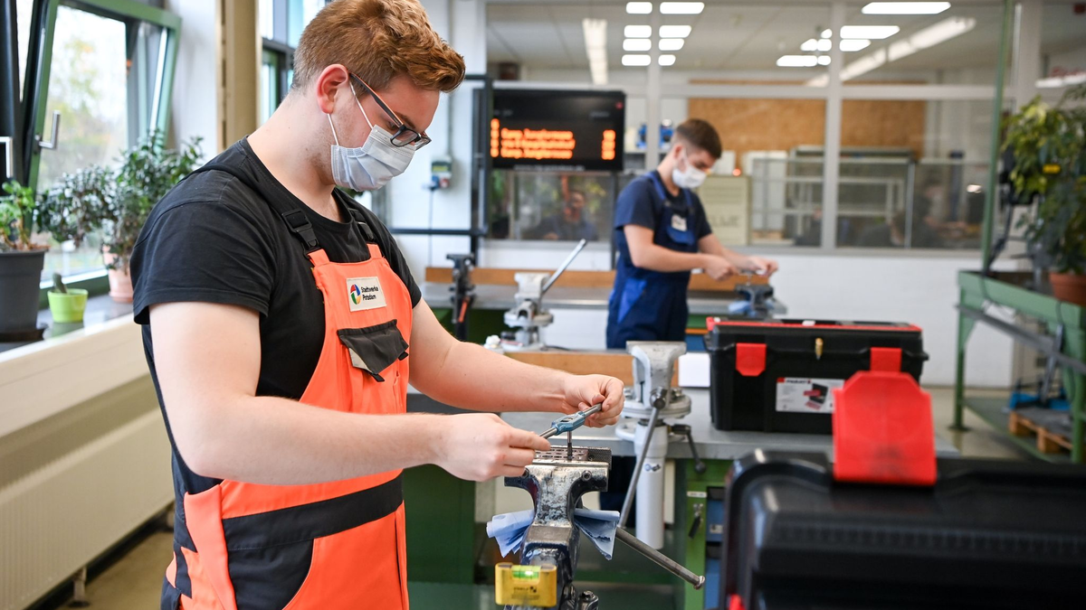 Ein Auszubildender bohrt ein Gewinde (Symbolbild). Die Unterschiede in den Gehältern für Auszubildende in Deutschland sind zum Teil sehr groß. - Foto: Jens Kalaene/dpa-Zentralbild/dpa