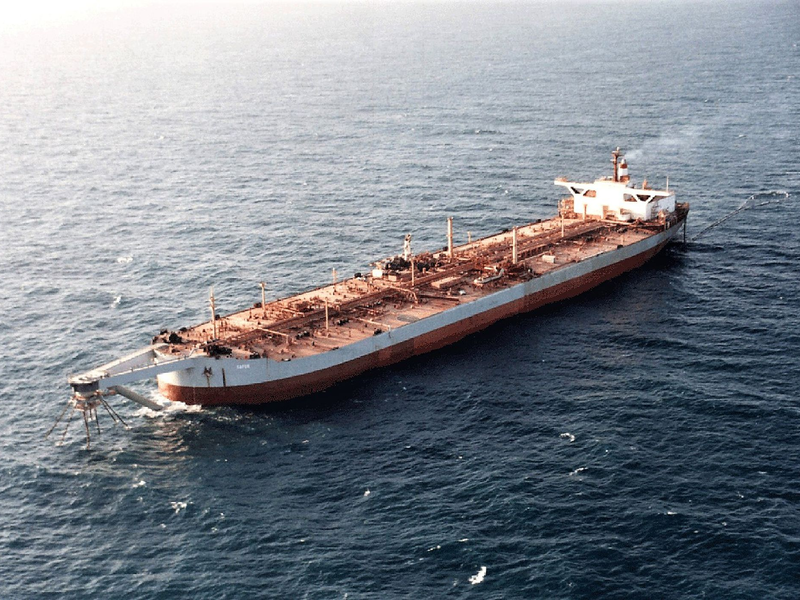 Der verwahrloste Öltanker «Safer» liegt seit Jahren vor der Küste. - Foto: -/Umweltorganisation Holm Akhdar/dpa