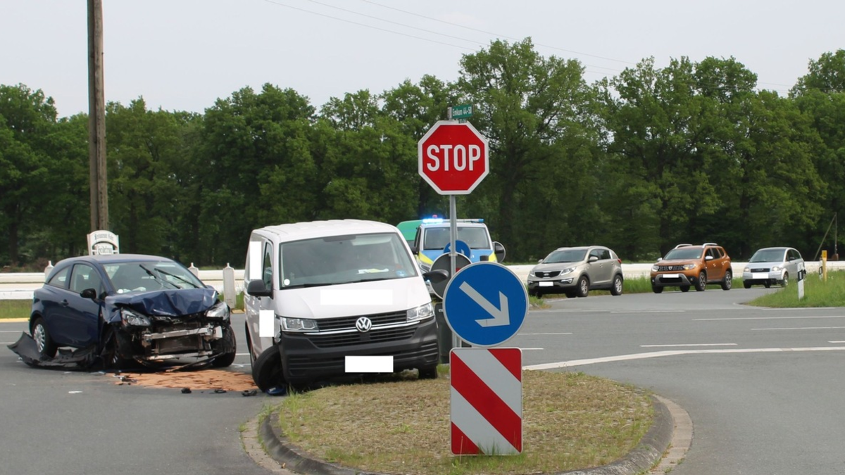 POL-COE: Ascheberg, B58/ Lkw und Auto kollidieren - Foto: presseportal.de