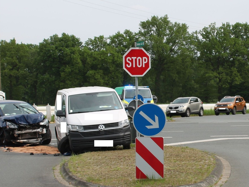 POL-COE: Ascheberg, B58/ Lkw und Auto kollidieren - Foto: presseportal.de