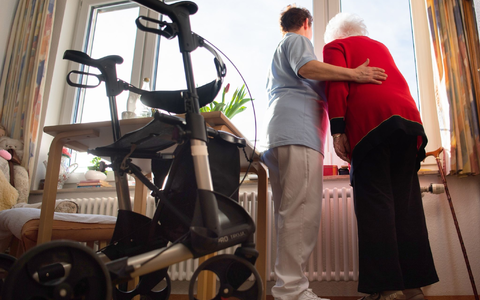 Trotz erhöhter Kostenbremsen steigen die Beiträge für die Pflege im Heim. - Foto: Tom Weller/dpa