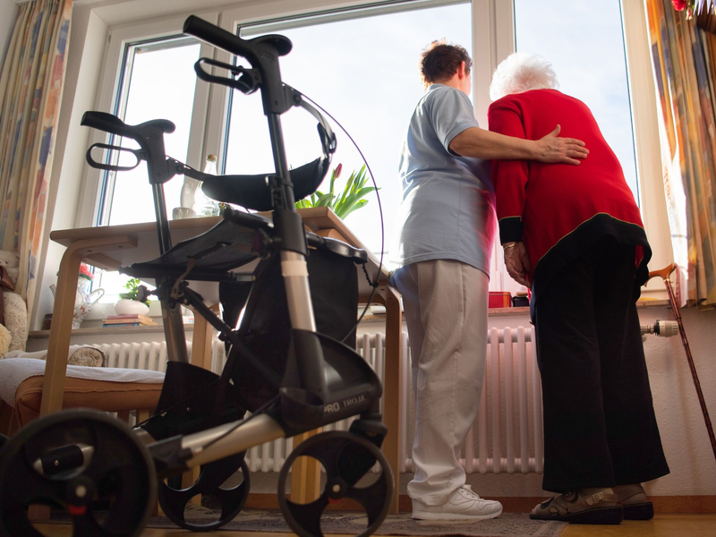 Trotz erhöhter Kostenbremsen steigen die Beiträge für die Pflege im Heim. - Foto: Tom Weller/dpa