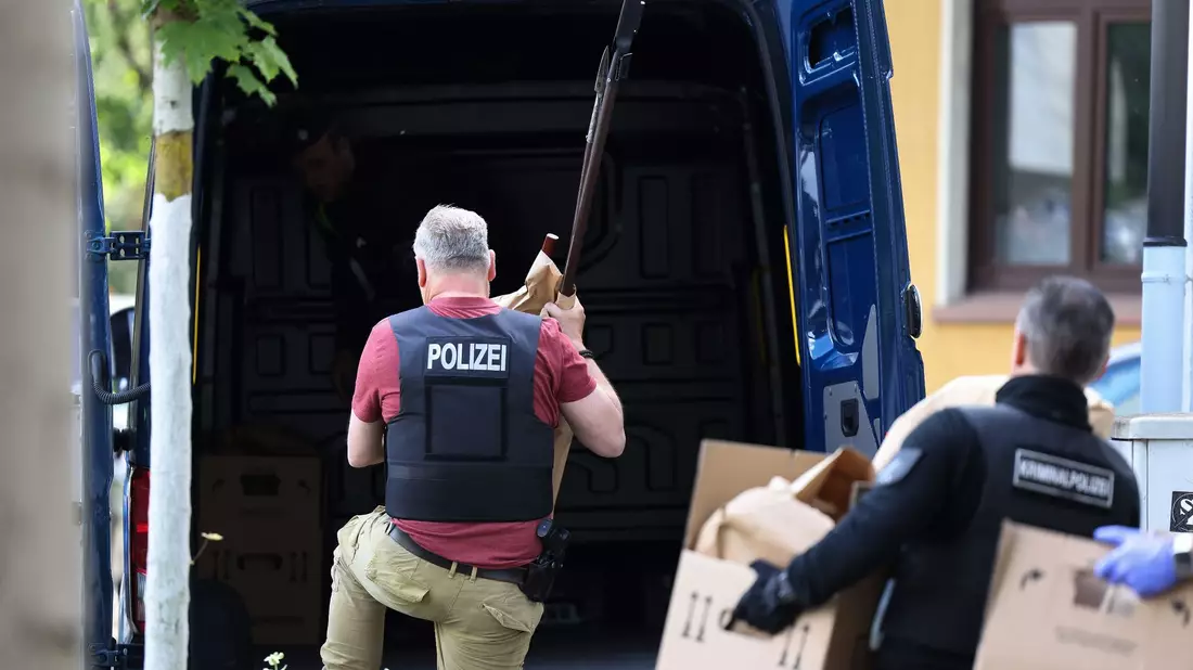 Ein Polizeifahrzeug vor der Essener Grugahalle, wo am Wochenende die AfD ihren Parteitag abhalten wird. - Bild: David Young/dpa