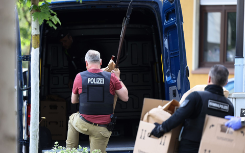 Ein Polizeifahrzeug vor der Essener Grugahalle, wo am Wochenende die AfD ihren Parteitag abhalten wird. - Foto: David Young/dpa
