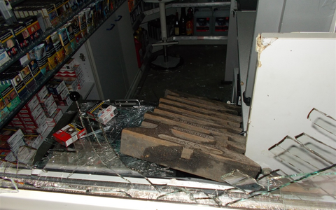 POL-MI: Mutmaßlich unter Drogen: 19-Jähriger verursacht Trümmerfeld - Foto: presseportal.de