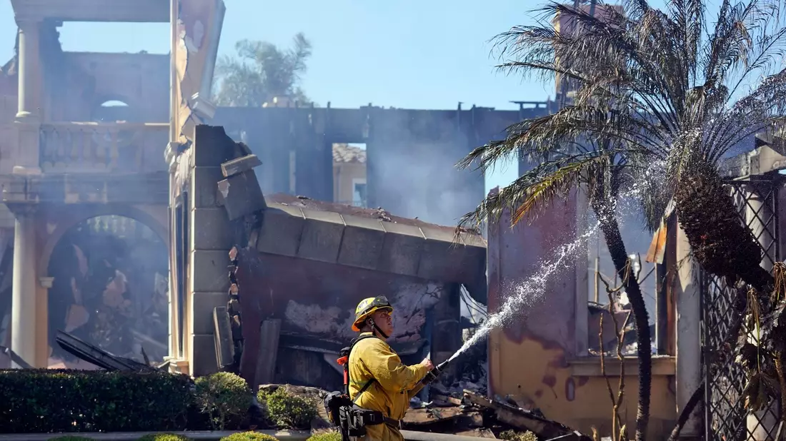 Heftige Winde breiten die Flammen in Kalifornien schnell aus.  - Bild: Marcio Jose Sanchez/AP/dpa