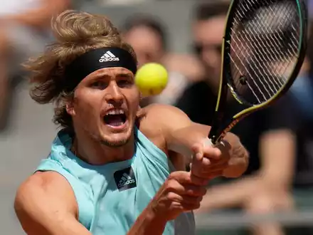 Alexander Zverev jubelt nach seinem Sieg über Jarry im Finale von Rom. - Foto: Alessandra Tarantino/AP/dpa